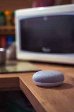 iç ev ortamında ses kontrollü akıllı hoparlör. 