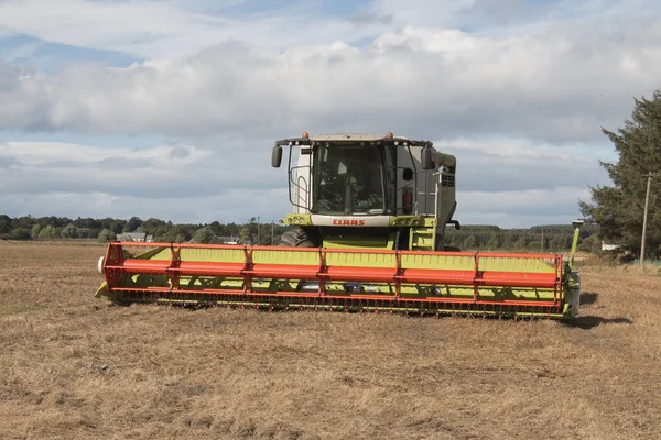 Modern biçerdöver ya da basitçe birleştirmek, çeşitli tahıl ürünlerini verimli bir şekilde hasat etmek için tasarlanmış çok yönlü bir makinedir. İsim, dört ayrı hasat işlemini birleştirerek elde ettiği, harman, harman, toplama ve kırbaçlama işleminden türetilmiştir.