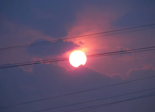 Misterioso Pôr Sol Rosa Roxo Perfurado Por Uma Linha Energia — Fotografia de Stock