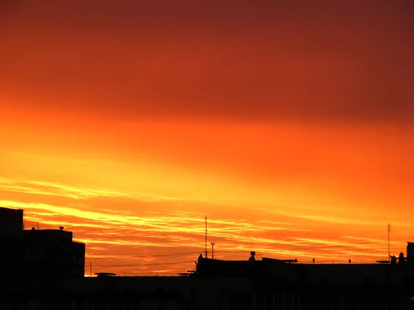 Misteriosa Puesta Sol Ardiente Con Líneas Doradas Nubes Siluetas Negras — Foto de Stock