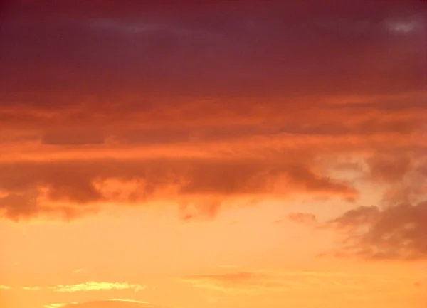 Misterioso Pôr Sol Ardente Com Nuvens Vermelhas Douradas Soltas Cidade — Fotografia de Stock