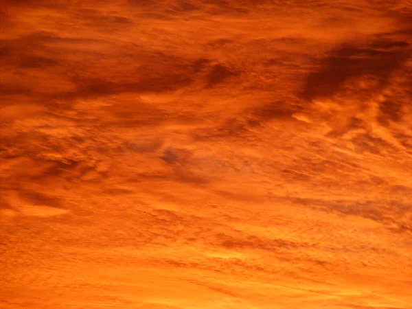 Geheimnisvoller Feuriger Sonnenuntergang Mit Roten Lockeren Wolken Der Stadt — Stockfoto