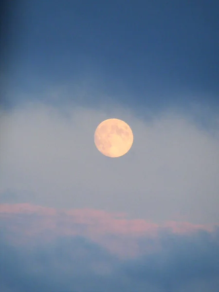 Таинственное Яркое Полнолуние Между Двумя Горизонтальными Полосами Голубых Розовых Облаков — стоковое фото