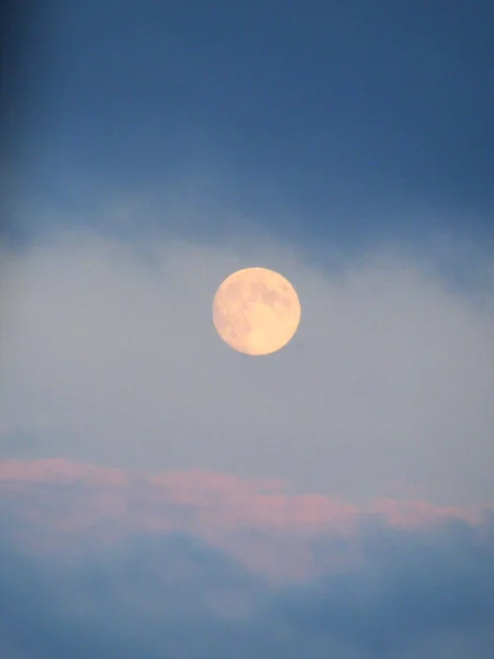 Geheimnisvoller Heller Vollmond Zwischen Zwei Horizontalen Streifen Blauer Und Rosa — Stockfoto