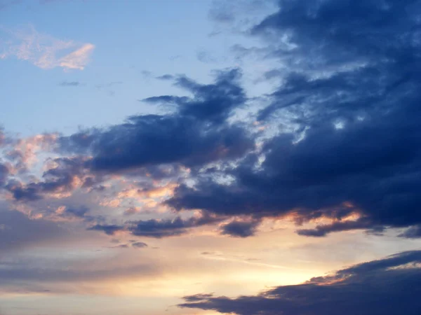 Kontrasterande Mörkblå Grumlig Solnedgång Med Ljus Glöd — Stockfoto