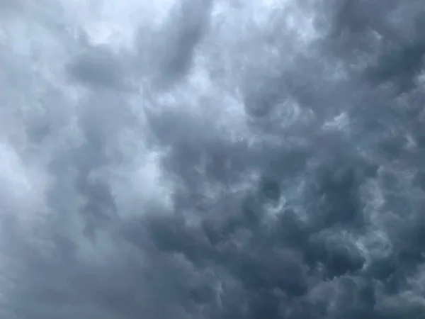 Bedrohlich Bedeckter Himmel Mit Lockeren Zerrissenen Wolken Vor Einem Regenguss — Stockfoto