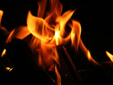 Kamp ateşinin ve yanan ormanın alevi.