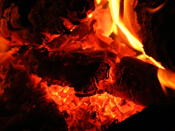 Nahaufnahme Vom Lagerfeuer Und Dem Verbrennen Von Holzscheiten Und Kohlen — Stockfoto