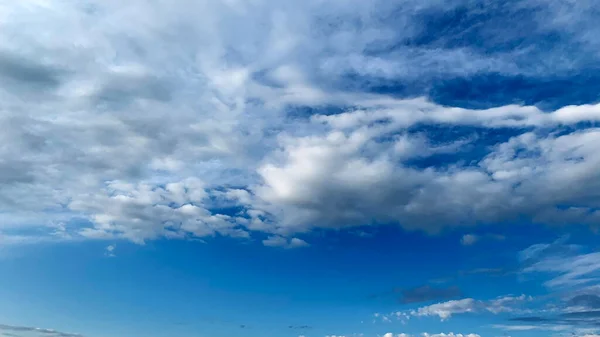 Biały Spindrift Chmury Błękitnym Spokojnym Niebie — Zdjęcie stockowe