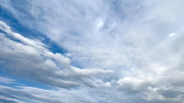 Błękitne Niebo Chmury Tło Biały Puszysty Pochmurny Dzień — Zdjęcie stockowe
