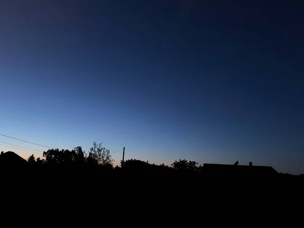 Belo Pôr Sol Azul Sobre Silhuetas Pretas Árvores Casas Nos — Fotografia de Stock