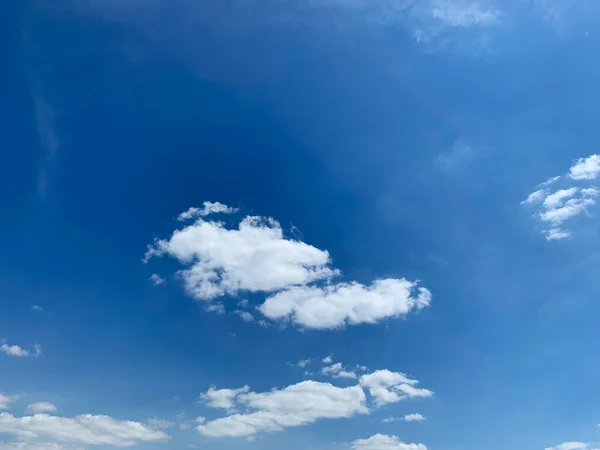 Blue Fluffy Clouds Sun — ストック写真