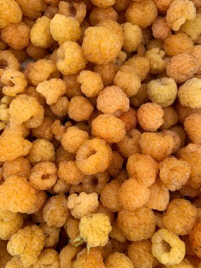 Bir demet taze sarı ahududu yakın plan.