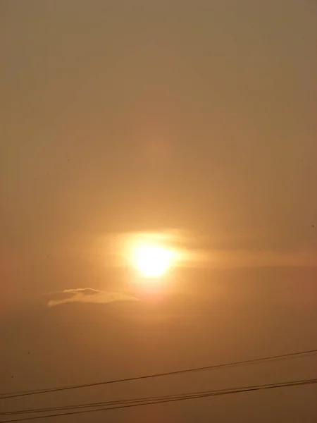 Sol Nuvens Sobre Céu Belo Pôr Sol Dourado Platina — Fotografia de Stock