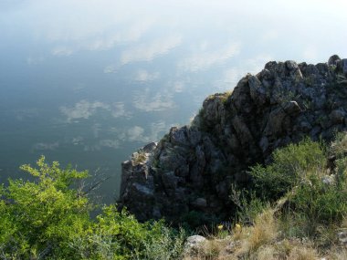 Güney Ukrayna 'daki Dinyeper kıyısındaki kayalık sahilin güzel manzarası
