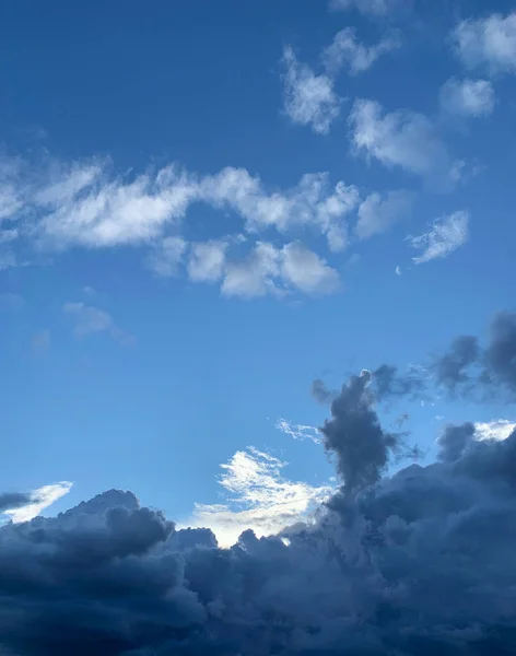 Nuvens Bonitas Céu Luz Escuro Atmosfera — Fotografia de Stock