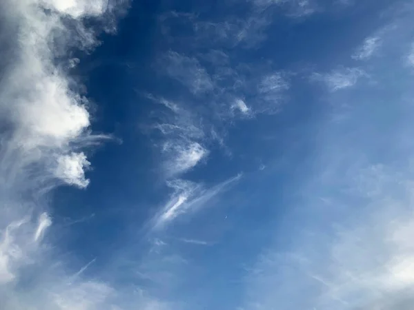 Niebo Niebieskie Puszyste Chmury Piękny Chmurny Krajobraz Tło Tekstura Tapety — Zdjęcie stockowe