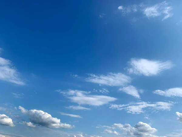 Błękitne Niebo Białe Chmury Tle Przejrzystego Letniego Dnia — Zdjęcie stockowe