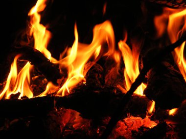 Siyah arkaplanda alev