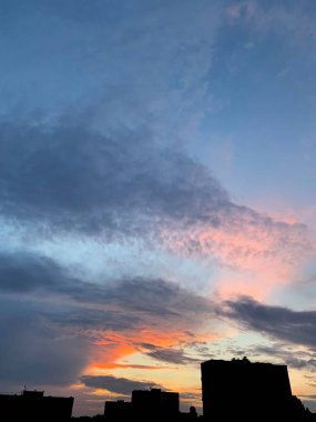 Şehrin üzerinde güzel bir gün batımı