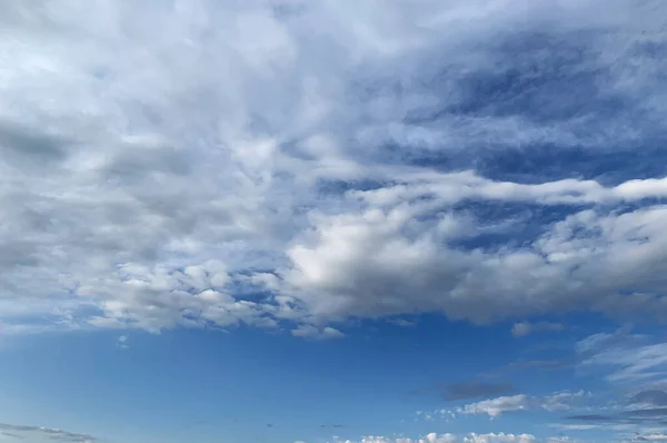 Biała Chmura Błękitne Niebo — Zdjęcie stockowe