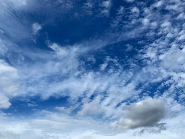 背景に雲のある青空 — ストック写真
