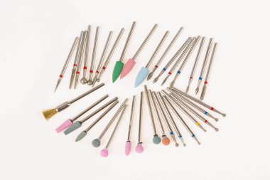 Beyaz arka planda profesyonel elektrikli çivi matkabı ve pedikür makinesi seti..