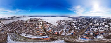 Kışın 360 derece hava ve panoramik manzarası çok güzel. Bulgaristan 'ın Karnobat kenti yakınlarındaki karla kaplı tarım alanları.