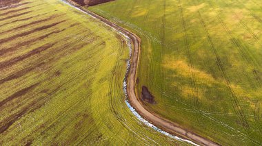 Kış kırsalının güzel panoramik manzarası. Bulgaristan 'ın Karnobat kenti yakınlarındaki tarım alanları