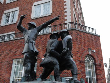 Monument Caddesi 'ndeki Memorial Nacional de Bomberos Anıtı. Fish Street Hill, Londres, İngiltere. Bombacı Komuta Anıtı, Monument Caddesi 'nde Fish Street HillLondon, İngiltere.