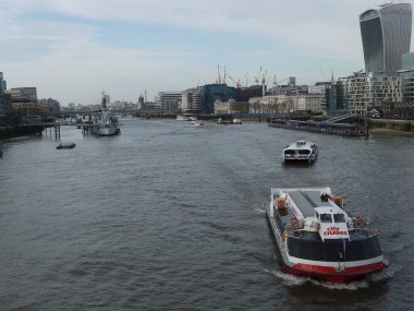 Crucero urbano transitando por el ro Tmesis, en Londres, Uk. Londra 'da Thames nehri boyunca şehir gezisi, Uk.