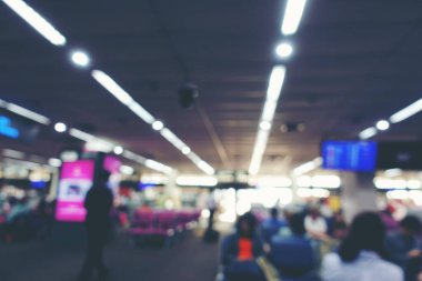 Havalimanı taşıma terminalinde yürüyen ya da acele eden birçok yolcunun soyut Görüntü Görüntü geçmişi ya da Bokeh ile birlikte havalimanı kontrol gişelerinde. Işık efektli klasik ton.