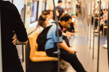 BTS (Bangkok Ulaşım Sistemi) kullanılarak sabah işe giden insanların Blur Image 'ı, Bangkok. Tayland Tayland ulaşım sistemi. Klasik ton rengi