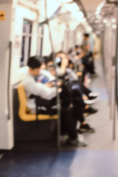 Θολή Εικόνα Των Ατόμων Που Ταξιδεύουν Στην Εργασία Χρησιμοποιώντας Bts — Φωτογραφία Αρχείου