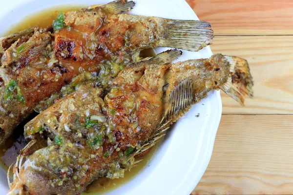 Gourami Gigante Tailandês Peixe Garlics Molho Picante Frito Doce Prato — Fotografia de Stock