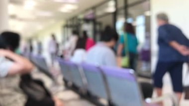 Hastane muayene odasında kimliği belirsiz hasta ve hemşirelerin olay yerinde doktorla görüşmek için beklediği bulanık bir video. Tıp konseptini beklemek.