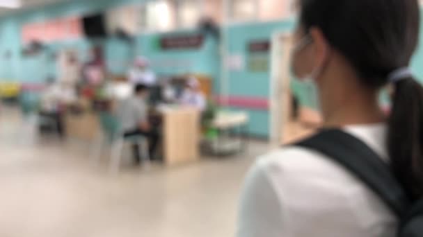 신원이 사람들 환자들 데스크에서 간호사와 현장에 의사를 기다리는 흐릿하게 찍혔다 — 비디오