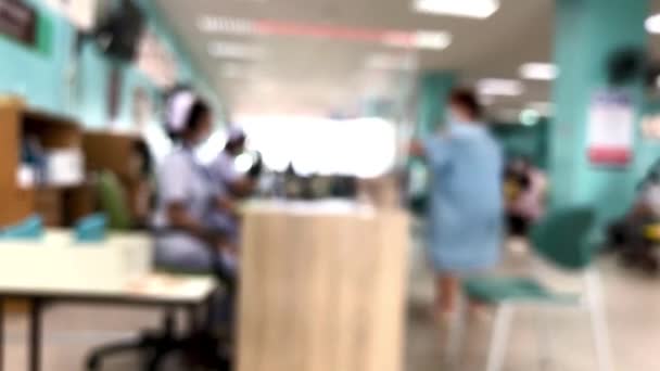 現場で看護師と受付で医者に会うのを待っている正体不明の人々や患者のぼやけたビデオ 医学の概念を待っている 4Kビデオ映像 — ストック動画