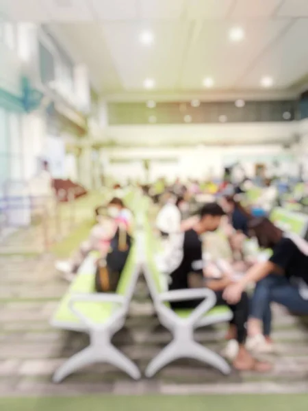 Imagen Borrosa Personas Pasajeros Esperando Puerta Terminal Cerca Cafetería Aeropuerto —  Fotos de Stock