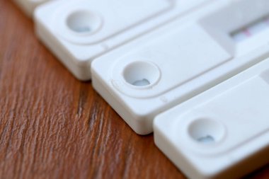 COVID-19 testi sırasında alınan antijen testi sonucu pozitif çıktı. Coronavirus Öz-Burun ya da Ev Testi, Kilitleme ve İzolasyon Konsepti.