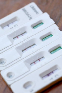 COVID-19 testi sırasında alınan antijen testi sonucu pozitif çıktı. Coronavirus Öz-Burun ya da Ev Testi, Kilitleme ve İzolasyon Konsepti.