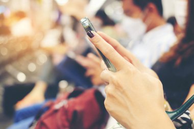 Akıllı telefondan ya da teknolojiden mesaj atan bir kadın eli. Şatonun arka planında cep telefonu kullanan bir kız. Bulanık havaalanı arka planında elinde alet tutan bir turist kadın..