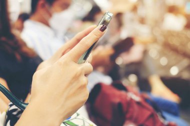 Akıllı telefondan ya da teknolojiden mesaj atan bir kadın eli. Şatonun arka planında cep telefonu kullanan bir kız. Bulanık havaalanı arka planında elinde alet tutan bir turist kadın..