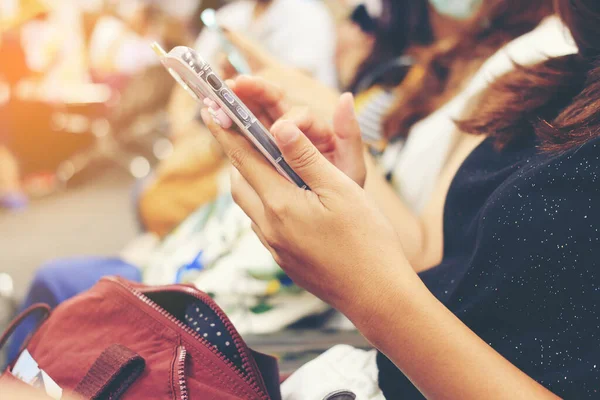 Akıllı telefondan ya da teknolojiden mesaj atan bir kadın eli. Şatonun arka planında cep telefonu kullanan bir kız. Bulanık havaalanı arka planında elinde alet tutan bir turist kadın..