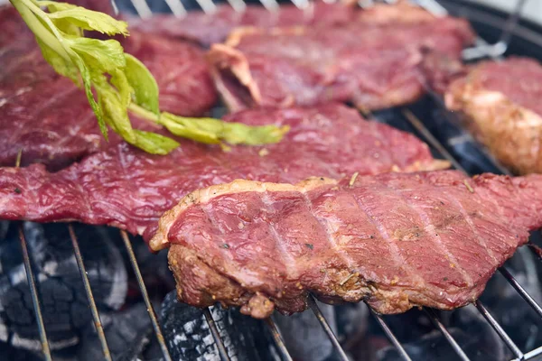 Bifteği et ve ızgarayla kapatıyoruz..