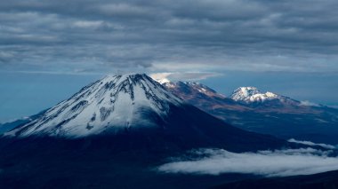 Dağ sırasının tepesinden teide 'ın görüntüsü.