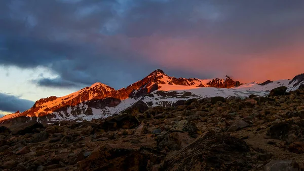 Sonnenuntergang Über Der Berglandschaft Schöner Sonnenaufgang Den Bergen — Stockfoto