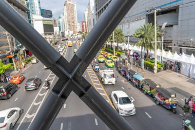 Çelik çatı yapısı binanın altında.