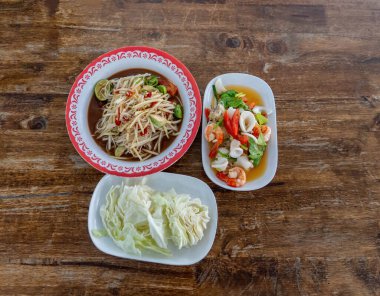 Tayland papaya salatası. Ünlü Tayland sokak yemeği. Tayland yemeği. Papaya salatası ve deniz mahsulü vermicelli salatalı pilav.