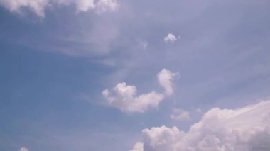 Mavi gökyüzü beyaz bulutlar arka plan. Bulutlu mavi gökyüzü Zaman ayarlı, gökyüzü zaman ayarlı, açık gökyüzü 